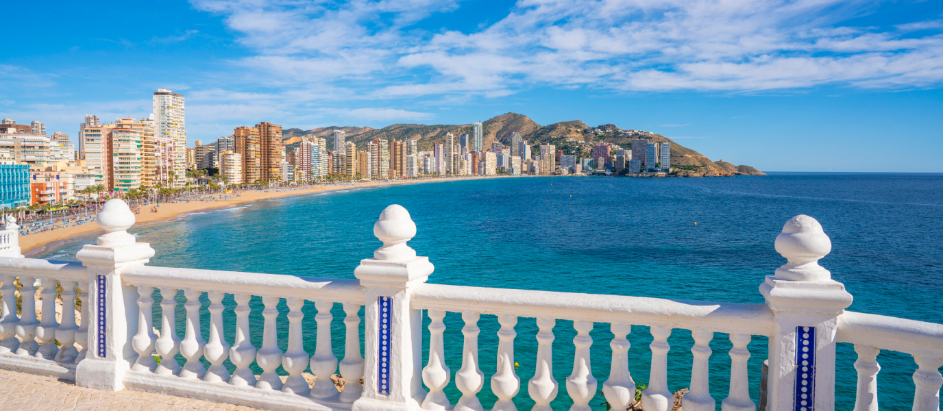 Vista panorámica de la playa de Benidorm con el mar Mediterráneo, ideal para tu viaje desde Valladolid